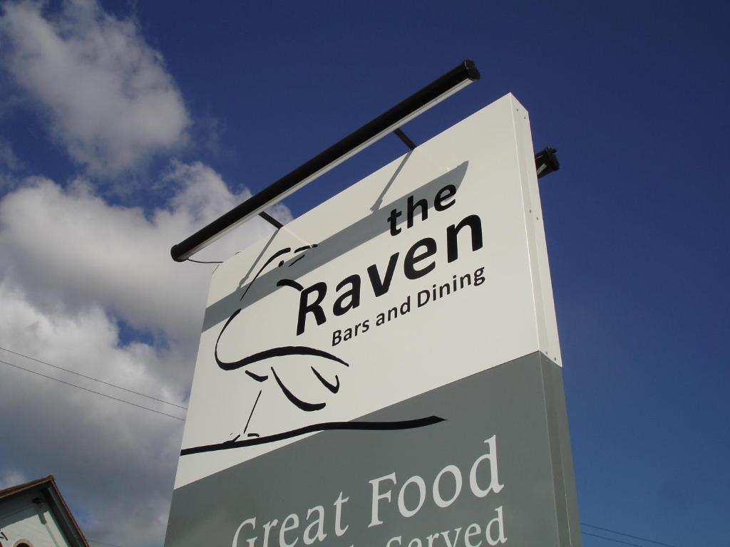 קורבי The Raven Hotel מראה חיצוני תמונה