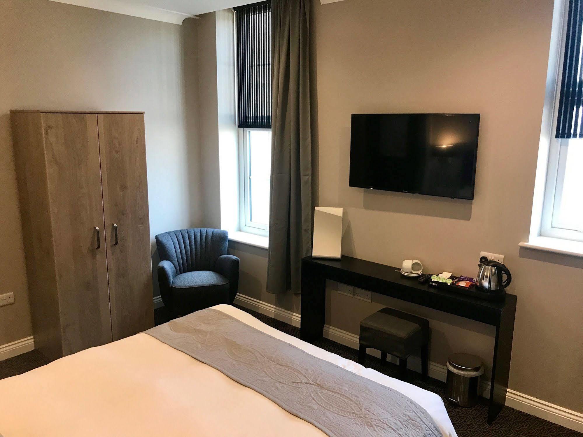 קורבי The Raven Hotel מראה חיצוני תמונה