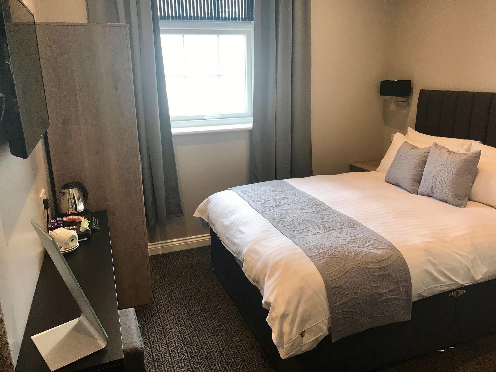 קורבי The Raven Hotel מראה חיצוני תמונה