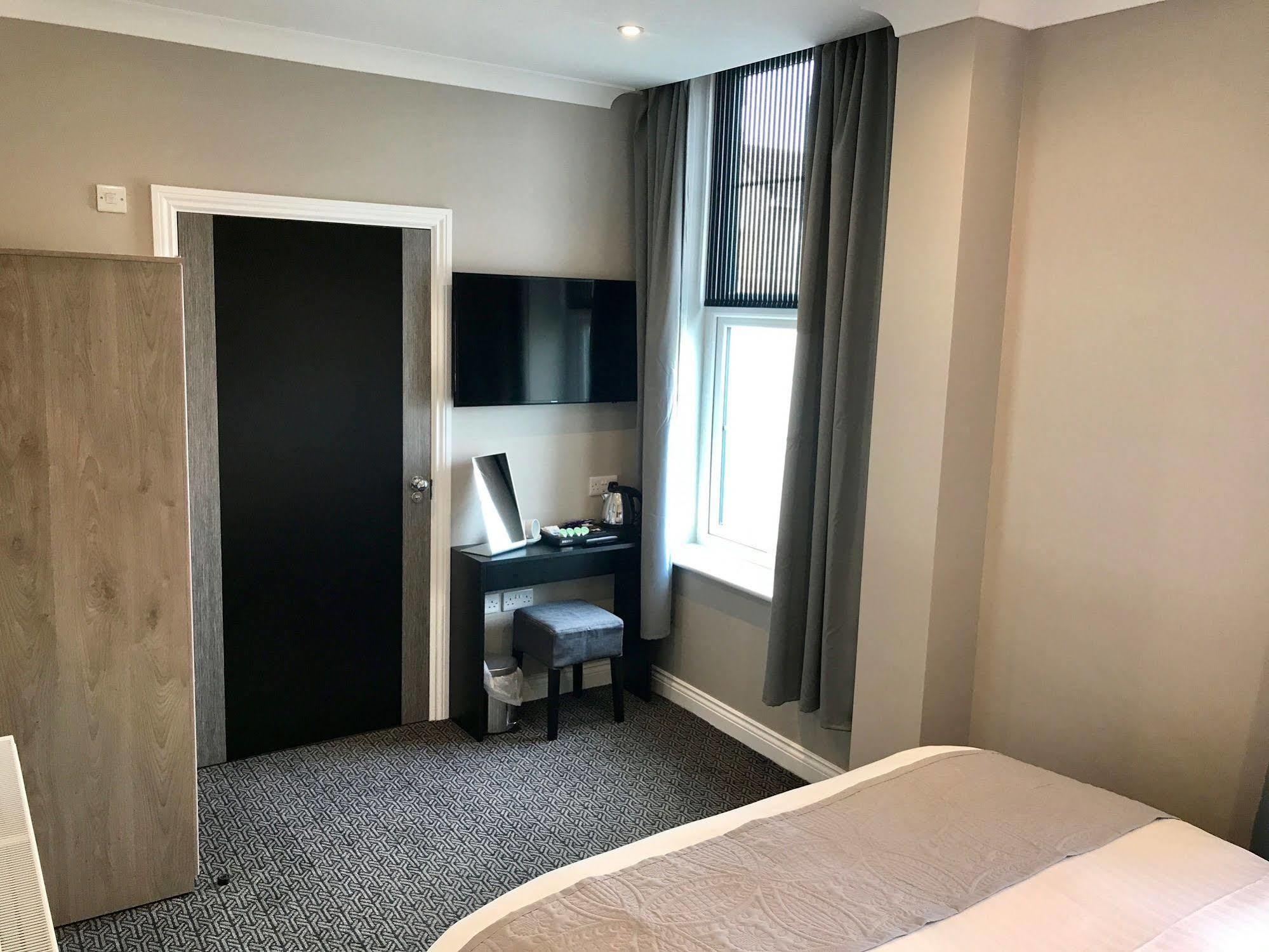 קורבי The Raven Hotel מראה חיצוני תמונה