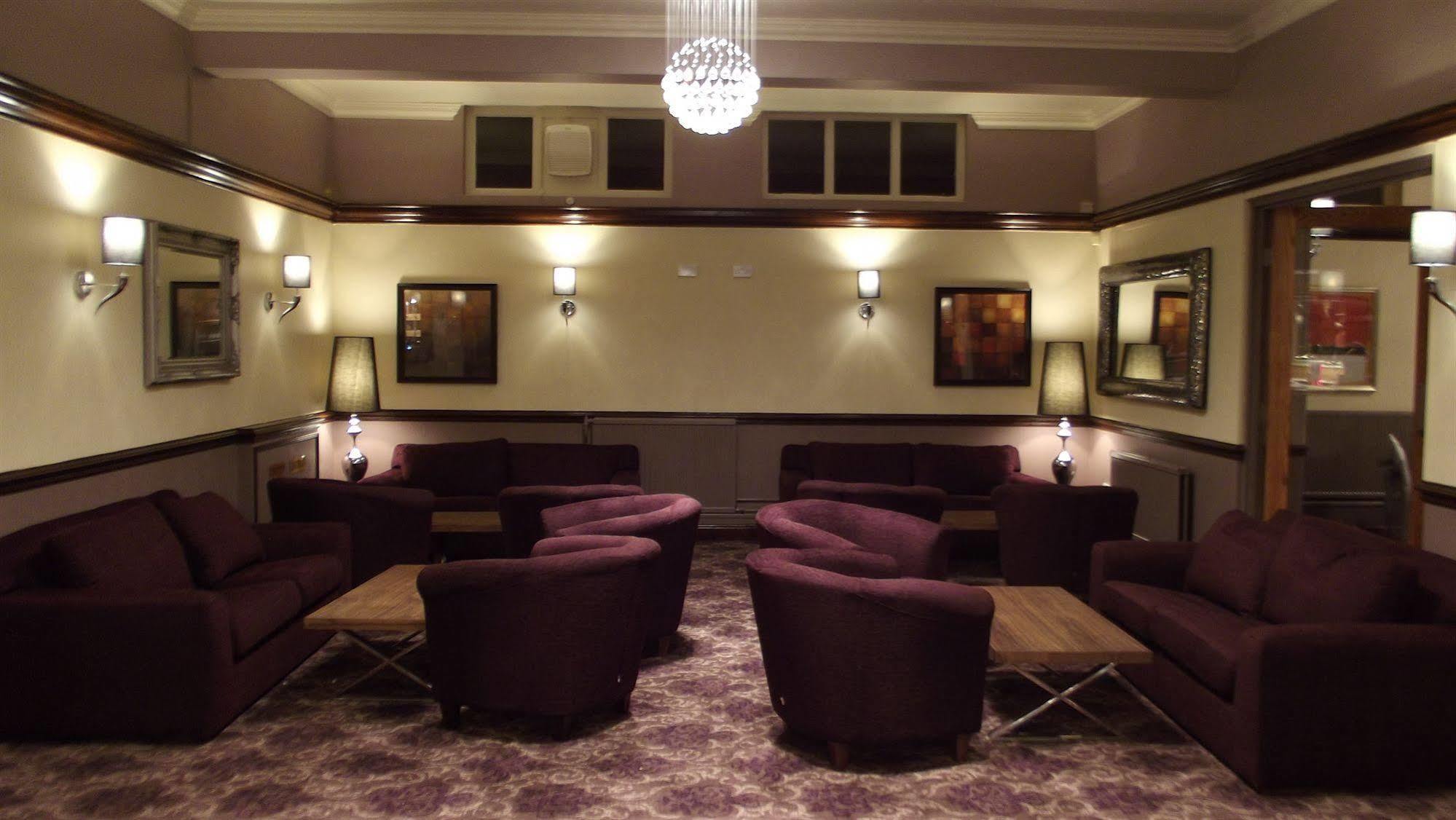 קורבי The Raven Hotel מראה חיצוני תמונה