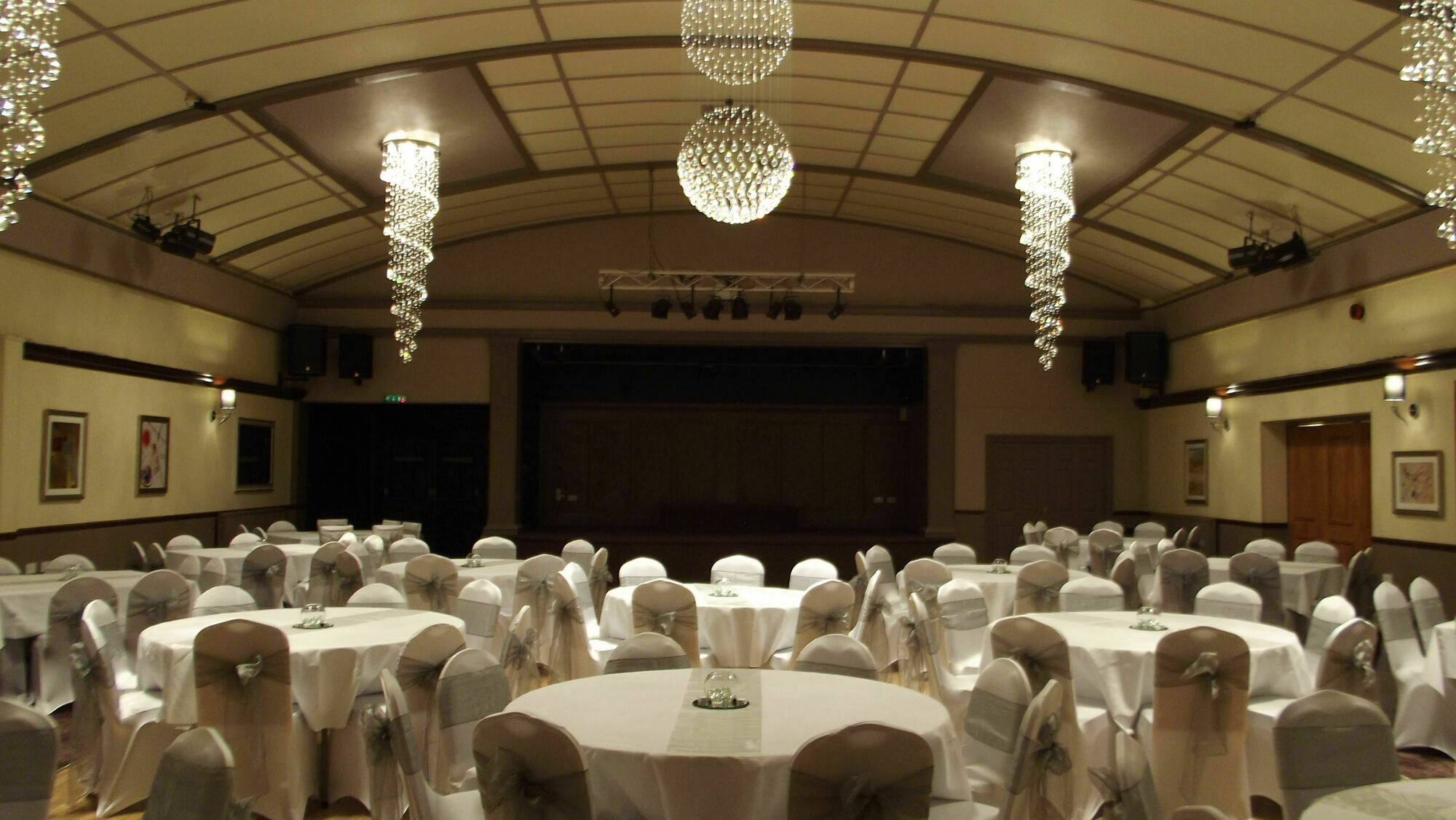 קורבי The Raven Hotel מראה חיצוני תמונה