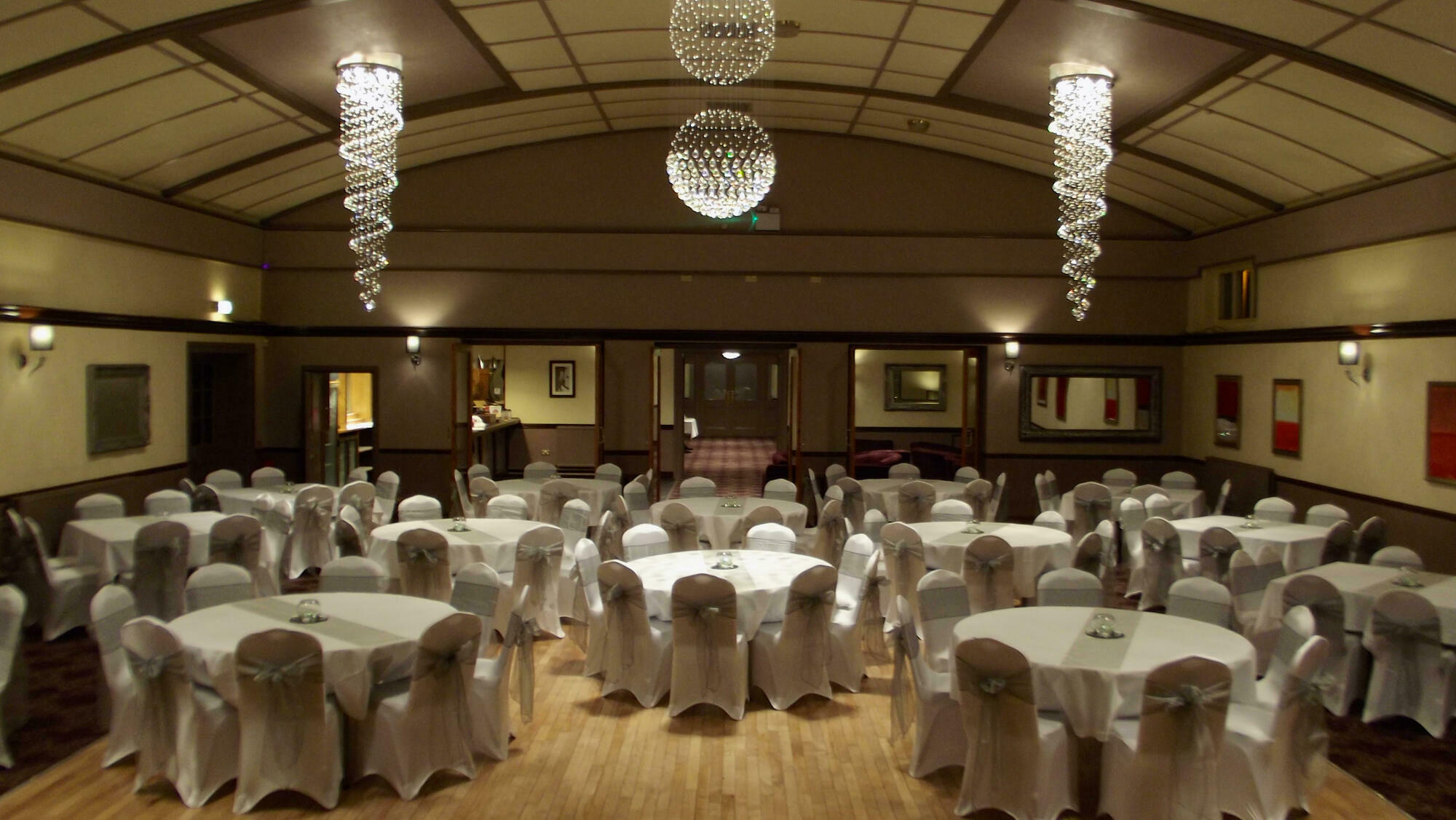 קורבי The Raven Hotel מראה חיצוני תמונה