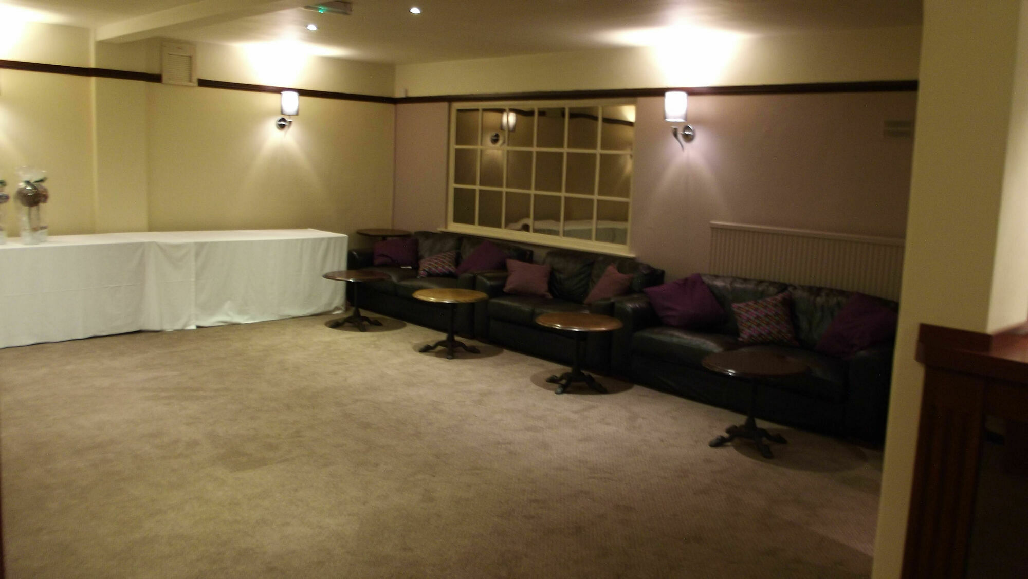 קורבי The Raven Hotel מראה חיצוני תמונה
