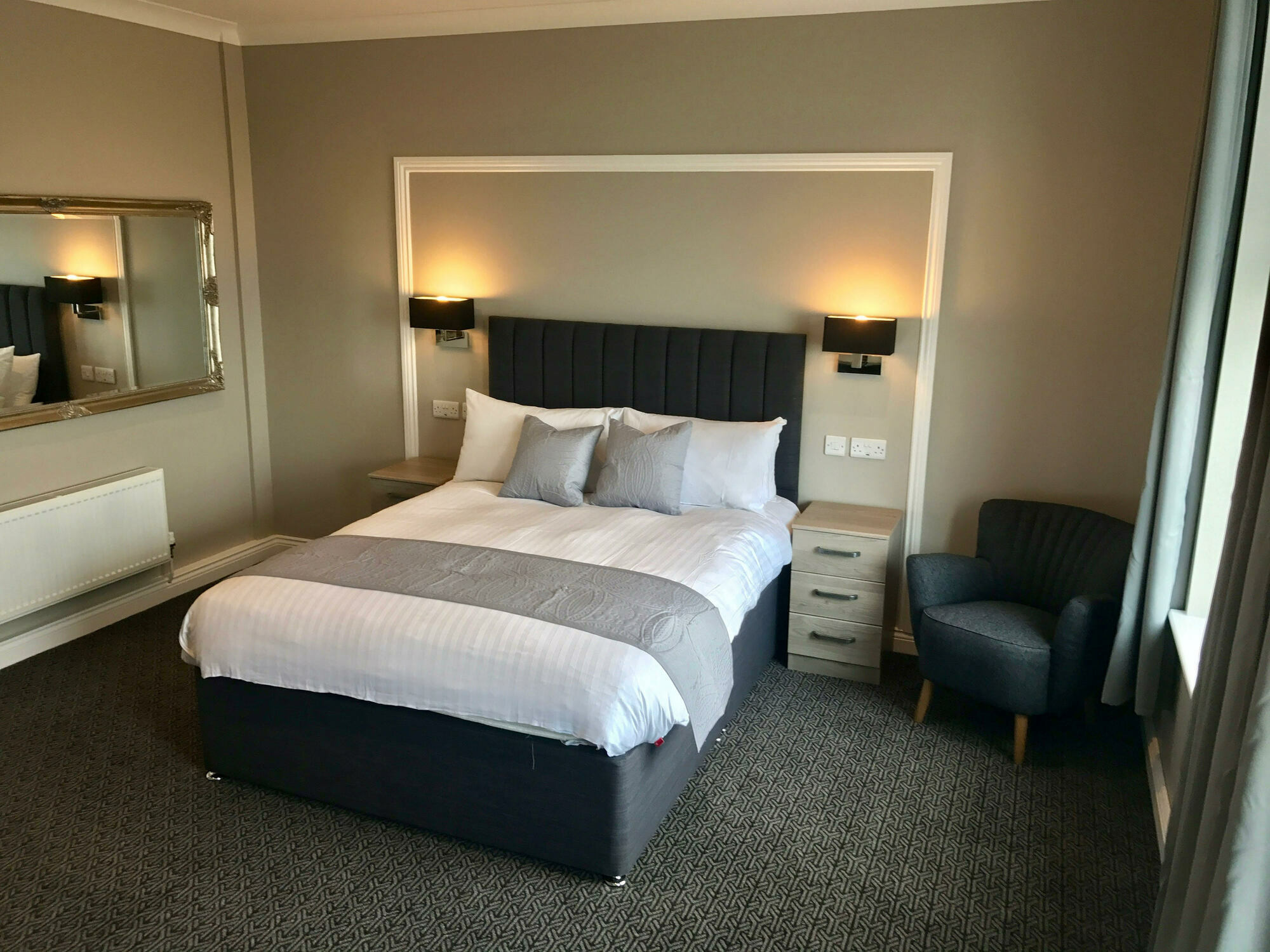 קורבי The Raven Hotel מראה חיצוני תמונה