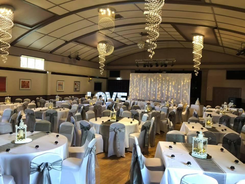 קורבי The Raven Hotel מראה חיצוני תמונה